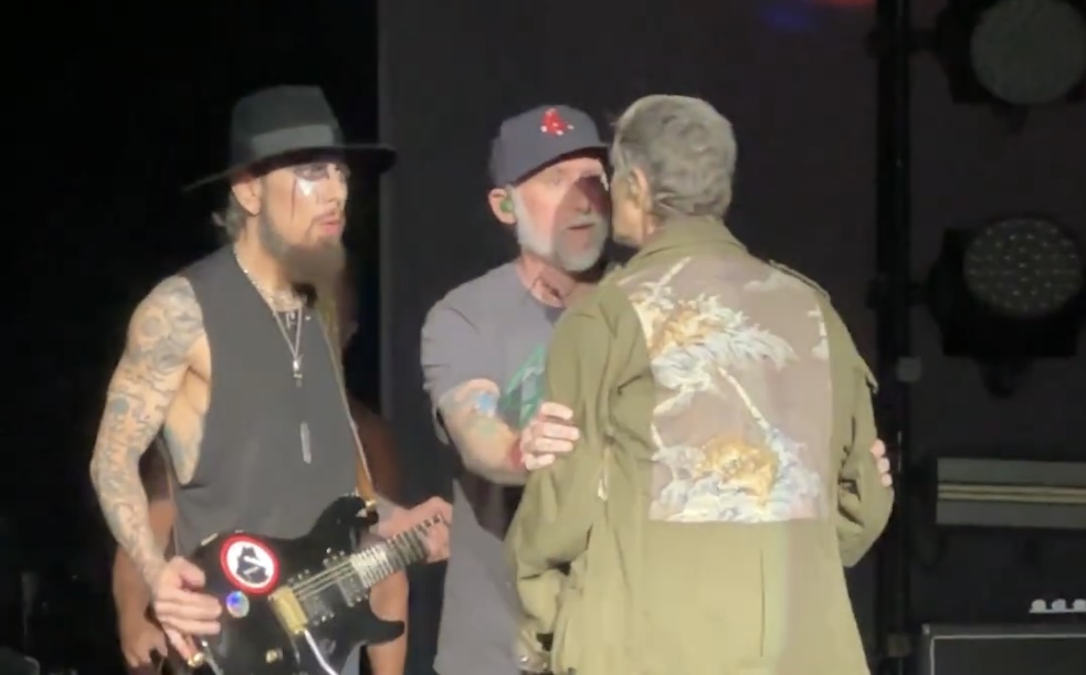 Fight Breaks Out on Stage Between Members of Jane’s Addiction 92 Zew